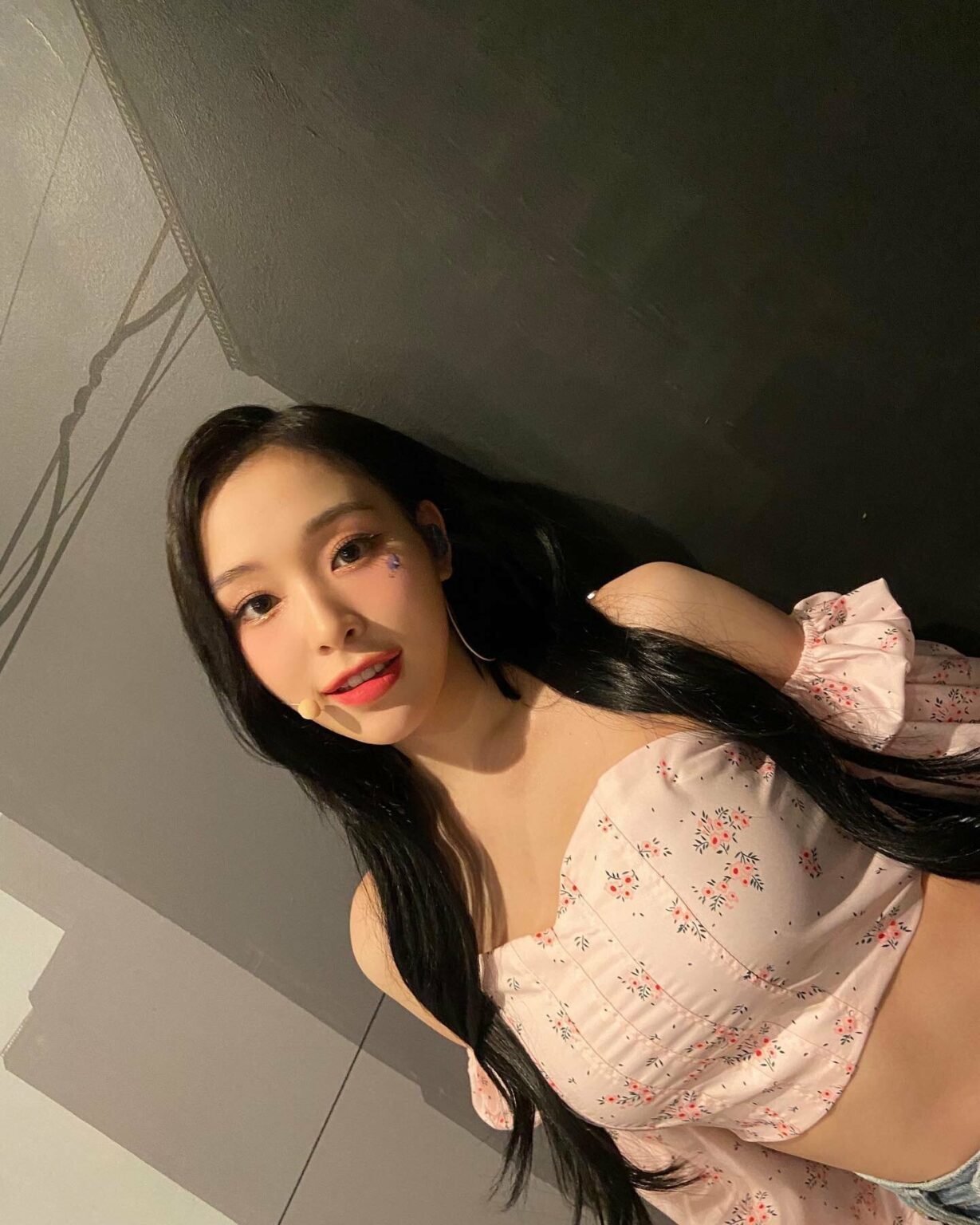 Dreamcatcher Gahyeon Inspired White Puffed Off-Shoulders Fishbone Top –  unnielooks