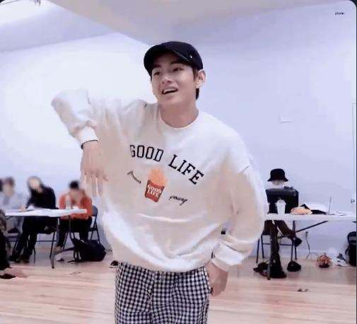 BTS Taehyung Inspired White Knitted Pullover – unnielooks