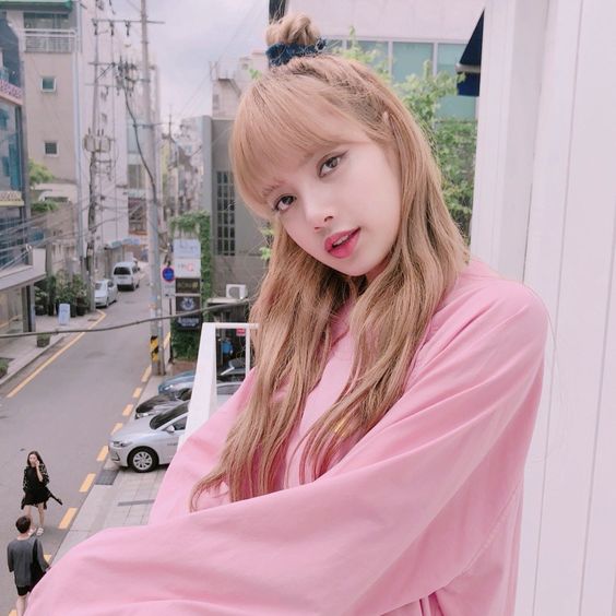Take Notes On BLACKPINK Lisa's Recent Comfy Yet Cute Travel Look