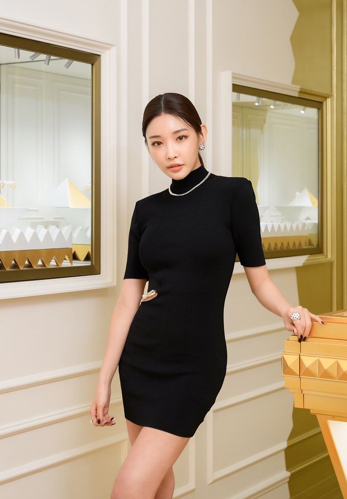 ChungHa Inspired Black Fitted Short-Sleeve With Cut-Out Waist Dress