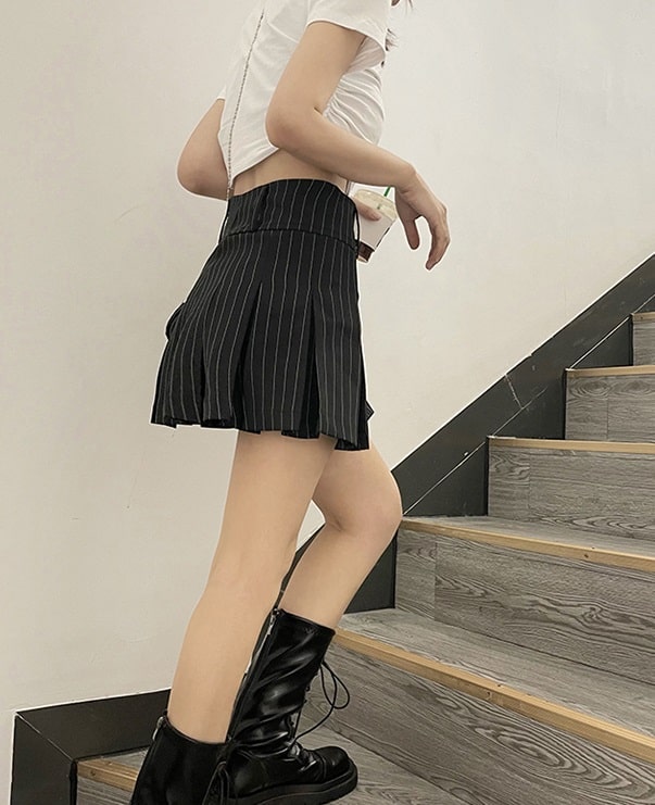 Blackpink Jennie-Inspired Black Stripe Pleated Skirt