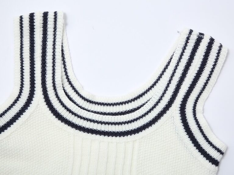 Itzy Lia Inspired White Round Neck Crop Top With Black Lining