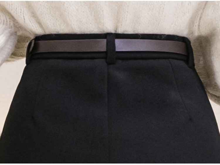 Blackpink Lisa-Inspired Black Woolen High Waisted Short