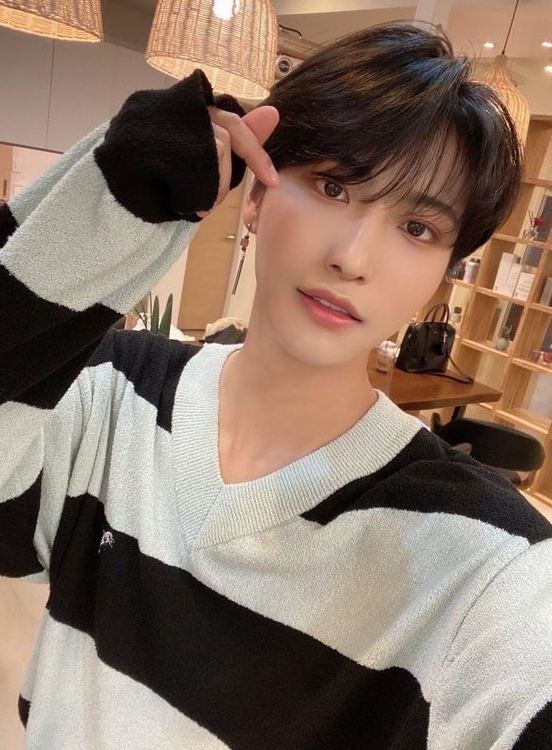 ATEEZ Seonghwa Inspired Black Retro Striped V-Neck Sweater