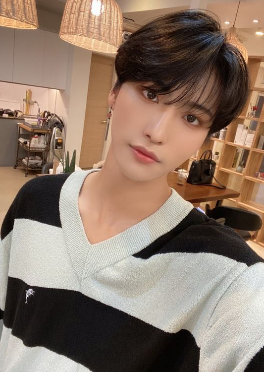 ATEEZ Seonghwa Inspired Black Retro Striped V-Neck Sweater